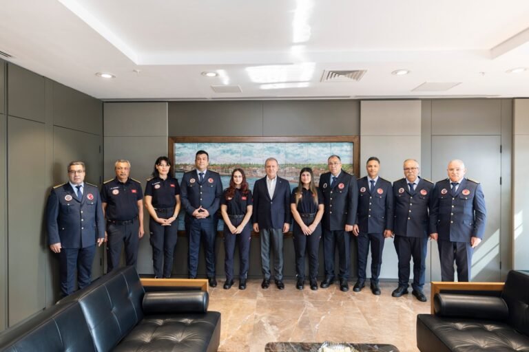 Mersin Büyükşehir Belediyesi  Deniz Temizliğini Sürdürüyor