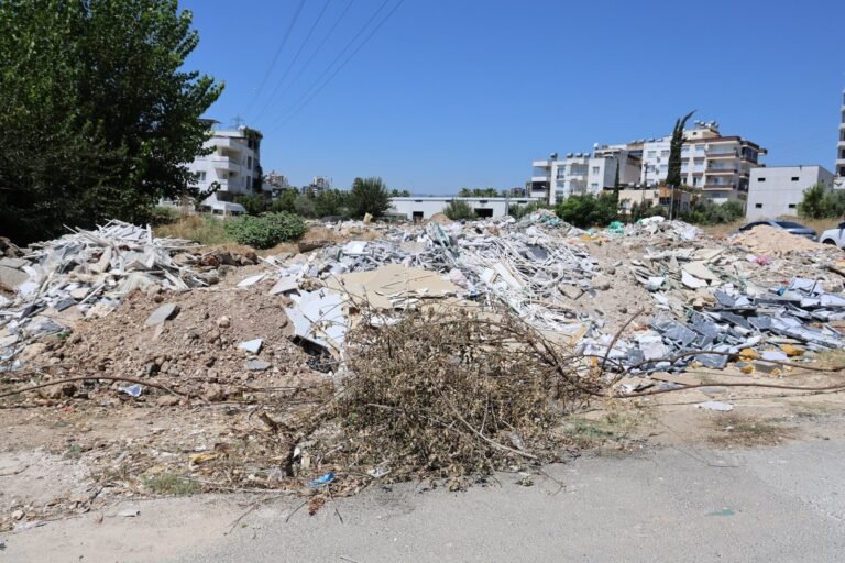 Tarsus’ta 4. Kattaki Balkonda Yangın Paniği Tarsus’ta bir apartmanın 4’üncü…