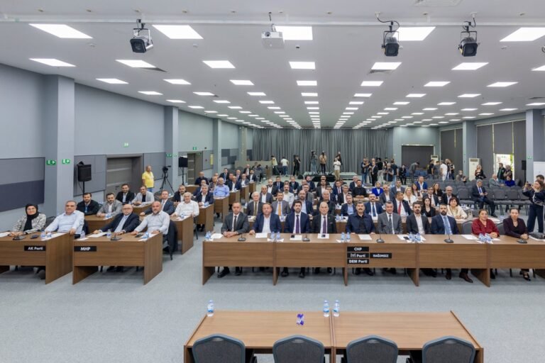 Toroslar Belediyesi Ağaç Budama ve Bakım Çalışmalarını Sürdürüyor
